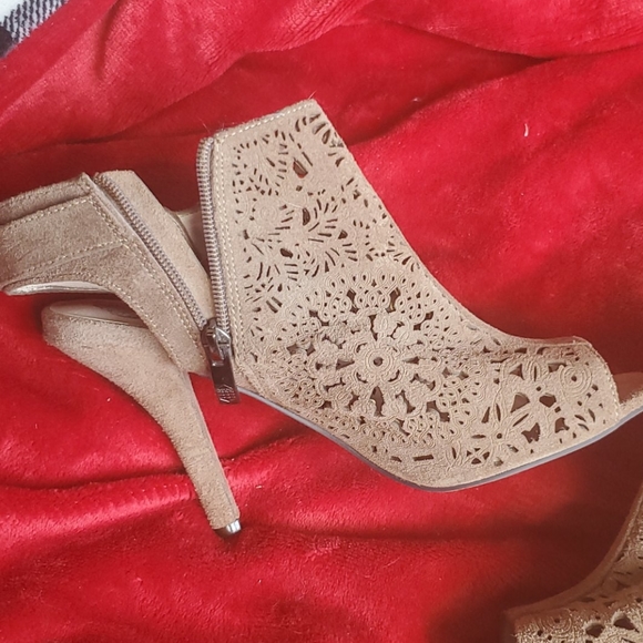 Vince Camuto Yamina Heels 8 - Picture 4 of 5